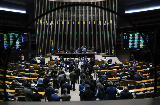 Bancada evangélica pressiona governo por isenções fiscais em meio a discussão de corte de gastos