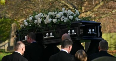 Família de Liam Payne e membros do One Direction comparecem ao funeral do cantor