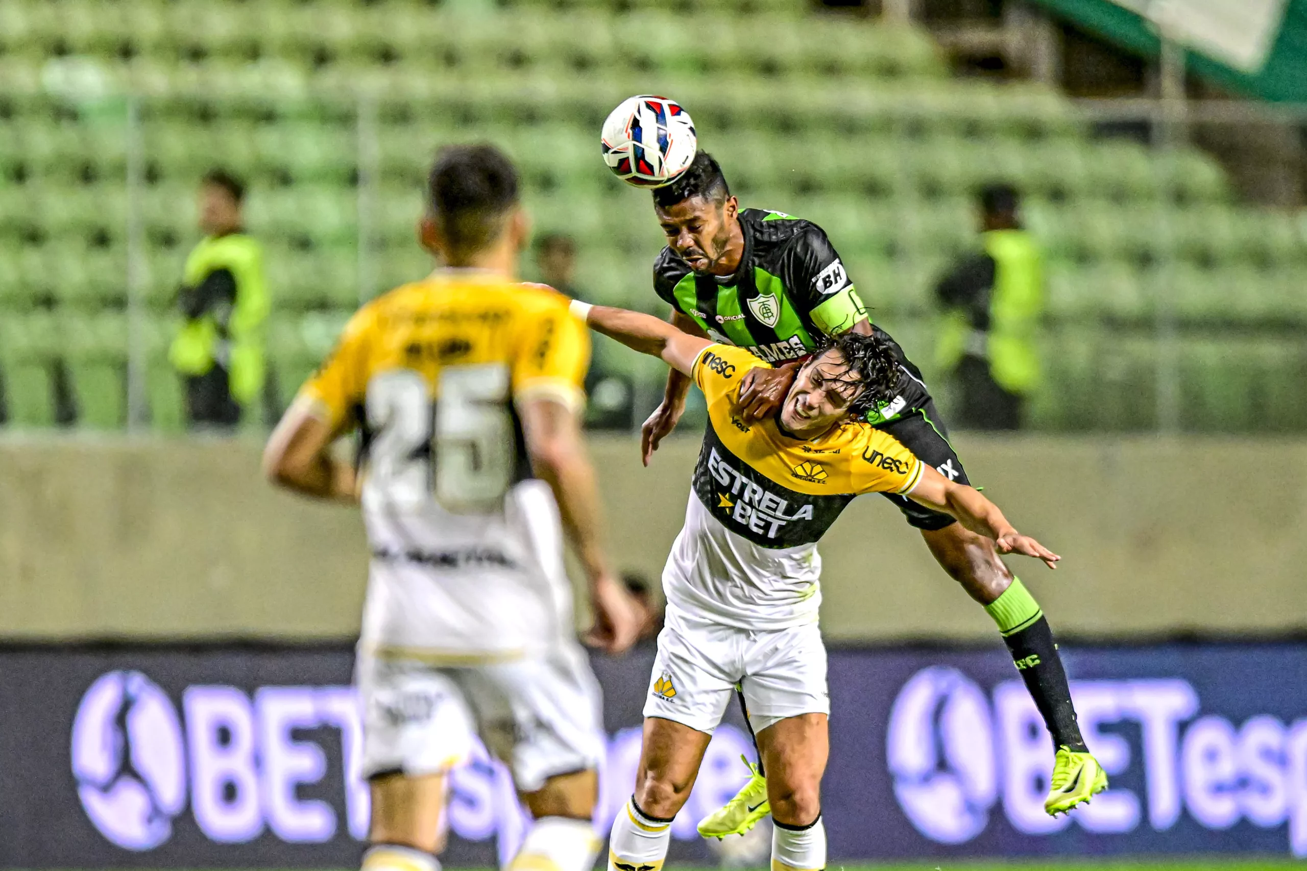 América-MG e Criciúma seguem no meio de tabela na Série B