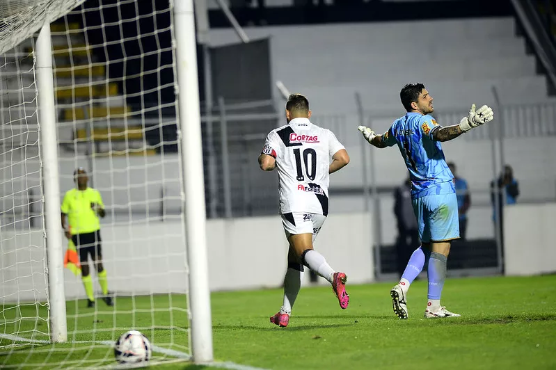 Ponte Preta não perde há três jogos. Veja as notas! 2 Ponte Preta - Elvis - Série C