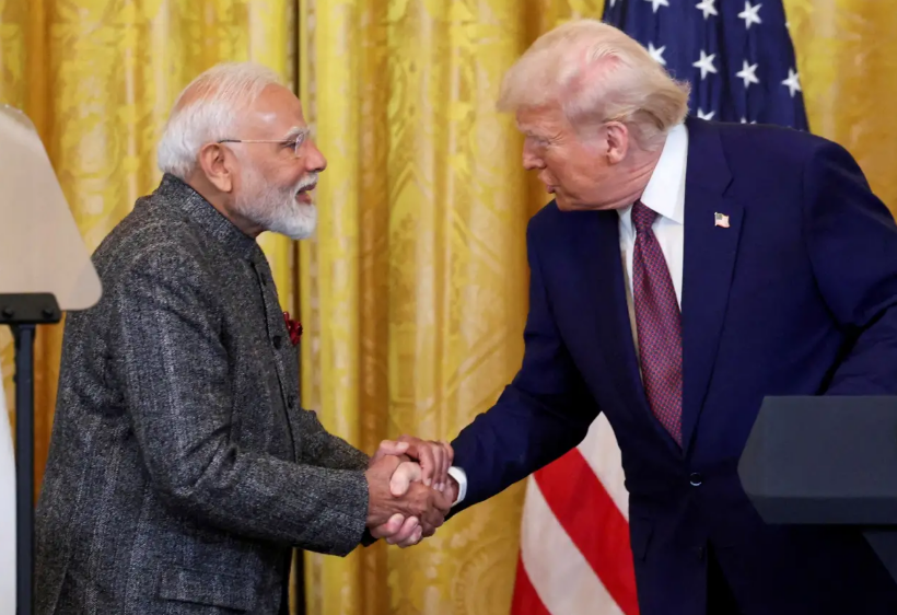 O presidente dos EUA, Donald Trump, e o primeiro-ministro indiano, Narendra Modi, apertam as mãos durante uma coletiva de imprensa conjunta na Casa Branca, em Washington, D.C., EUA, 13 de fevereiro de 2025. REUTERS/Kevin Lamarque