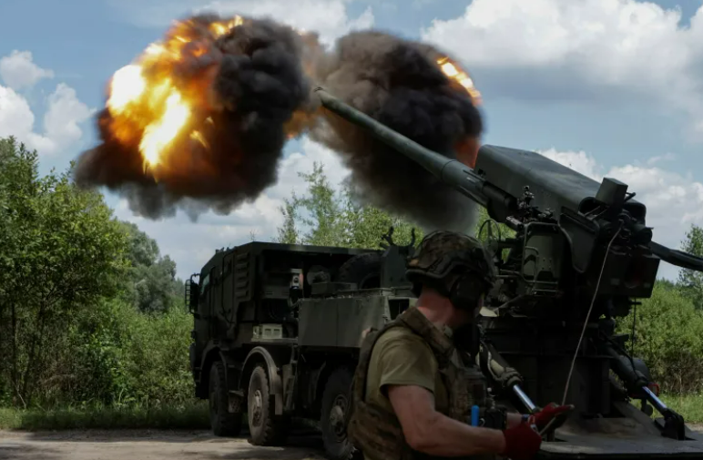 Militares da 48ª Brigada de Artilharia Separada disparam um obus autopropulsado 2S22 Bohdana contra tropas russas perto de uma linha de frente na região de Kharkiv, Ucrânia, em 27 de julho de 2025 [Sofiia Gatilova/Reuters]