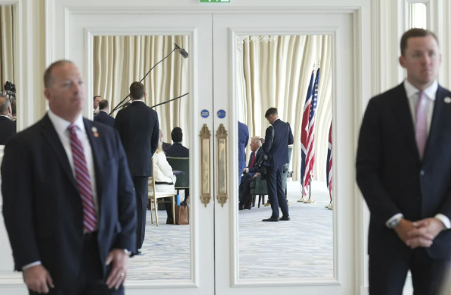 O presidente Donald Trump, ao fundo, fala com a mídia durante uma reunião com o primeiro-ministro britânico, Keir Starmer, no campo de golfe Trump Turnberry em Turnberry, Escócia, segunda-feira, 28 de julho de 2025. (Foto AP/Jacquelyn Martin)

