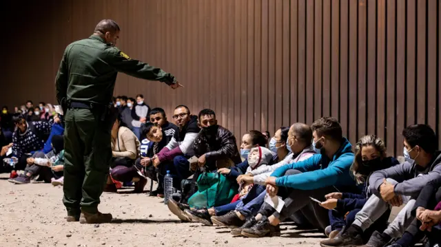 Em um reduto conservador de Ohio, um professor haitiano transformou vidas, mas agora enfrenta o risco de deportação em meio a tensões políticas e humanitárias.

