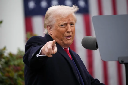 O presidente Trump anuncia uma rodada inicial de tarifas no Rose Garden da Casa Branca em 2 de abril./ Andrew Harnik/Getty Images
