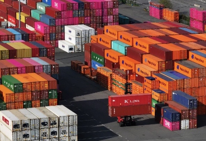 Contêineres de transporte são empilhados no Porto de Hamburgo, em Hamburgo, Alemanha, em 15 de abril. As tarifas de Trump estão mergulhando o mundo em águas desconhecidas.
Sean Gallup/Getty Images
