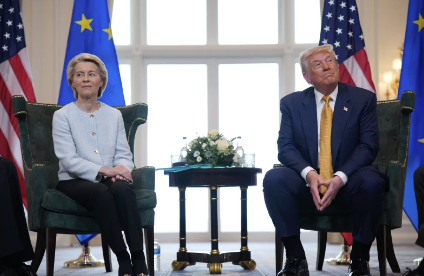 A presidente da Comissão Europeia, Ursula von der Leyen, encontra-se com o presidente Trump no clube de golfe Trump Turnberry, em Turnberry, Escócia, em 27 de julho.
Andrew Harnik/Getty Images